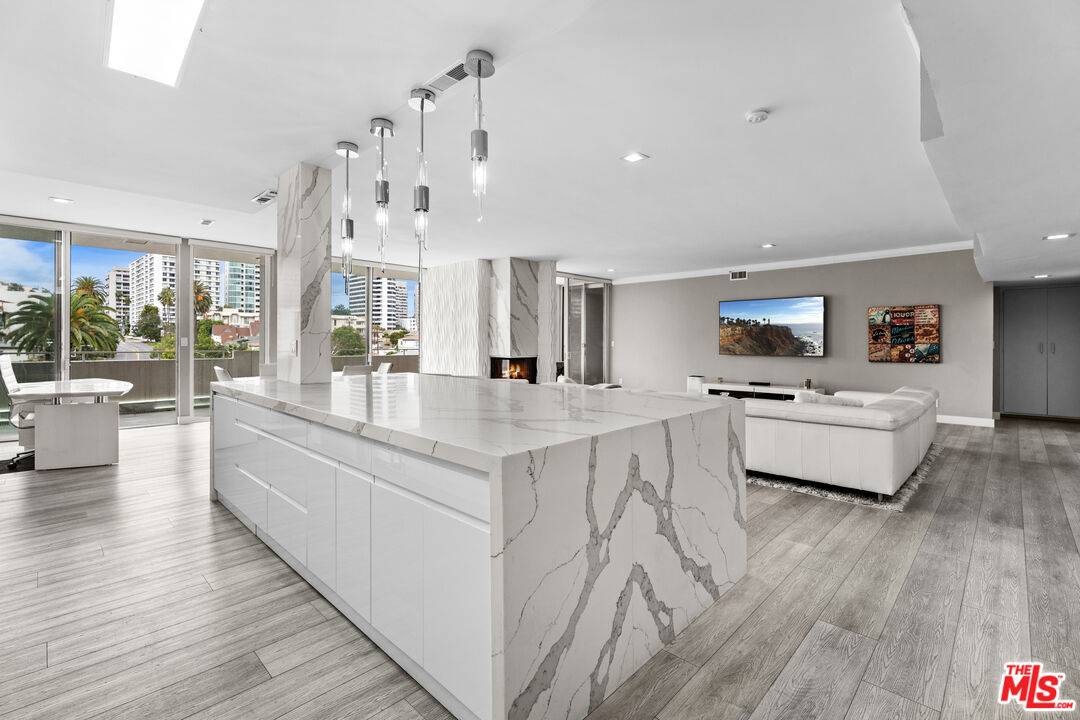 1333 S Beverly Glen Blvd 1BR Westwood La