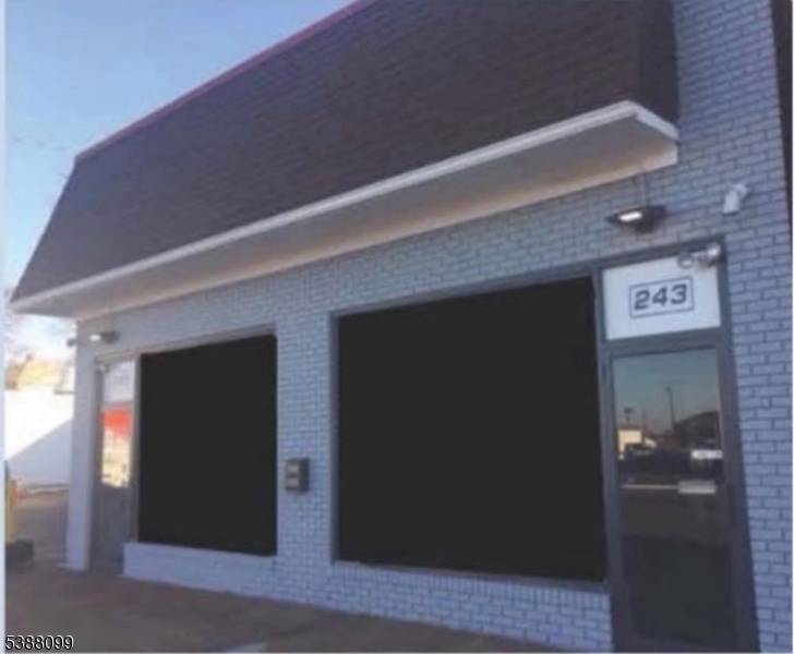 Unique Space FOR SALE ! Large Retail Space and Warehouse Space in Back.