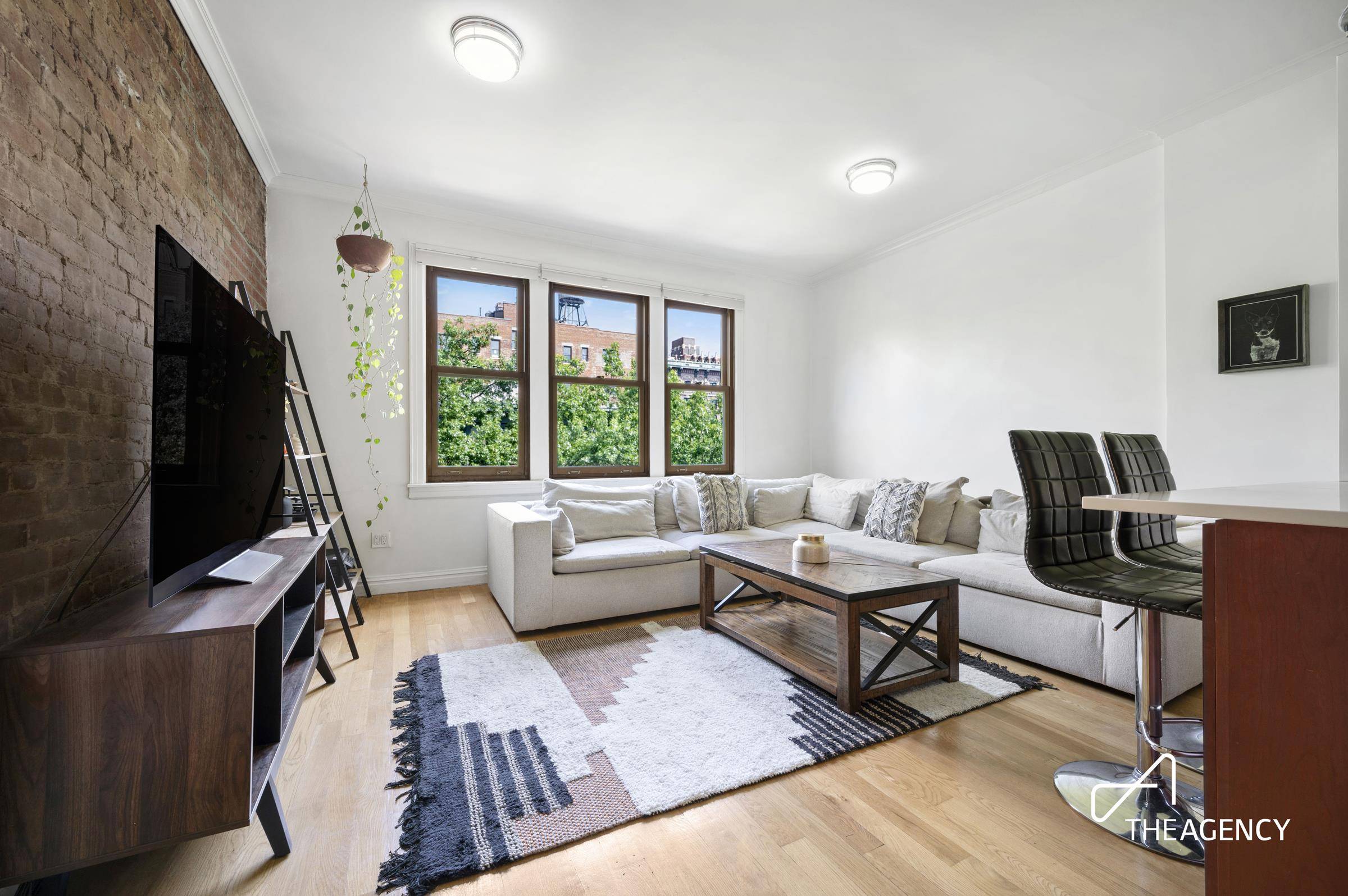 Discover the epitome of townhouse living in the heart of Brooklyn Heights with this top floor one bedroom apartment.