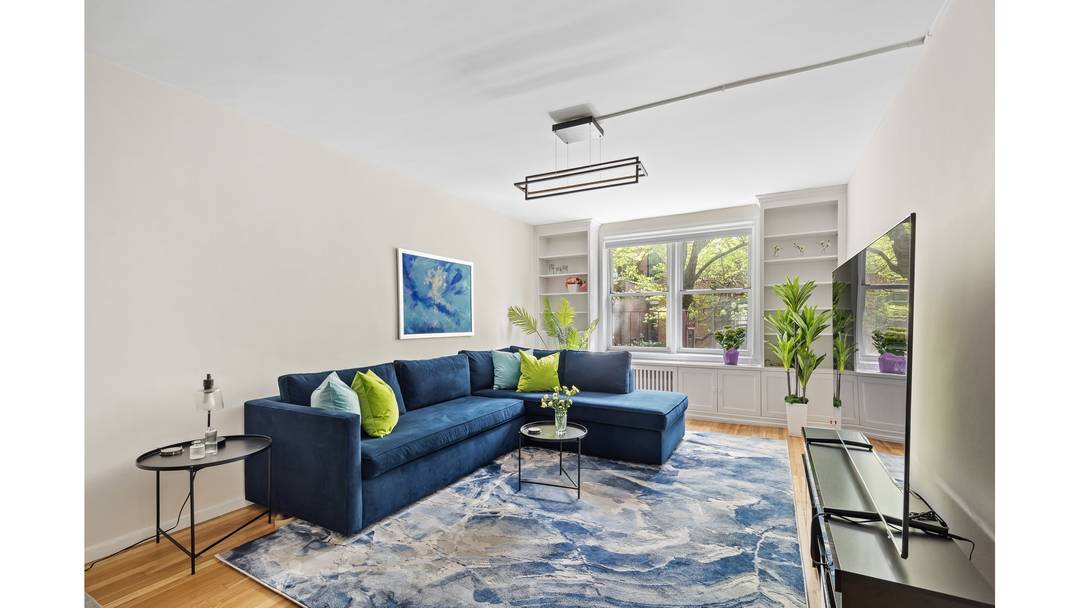 This spacious one bedroom home is in the heart of Carnegie Hill, offering charming views of classic brownstones and blossoming magnolia and pear trees.