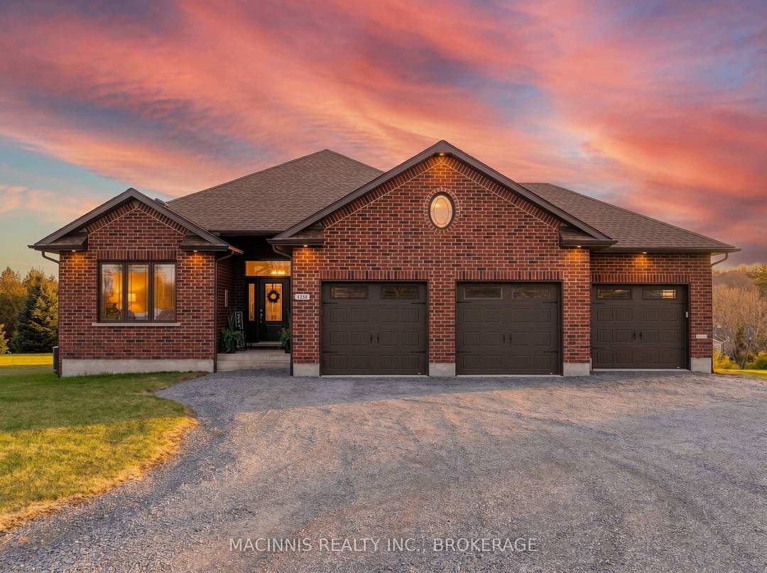 FREEHOLD EXECUTIVE BUNGALOW in the prestigious Sandstone Shores estate subdivision, set on a quiet cul de sac just 15 min.