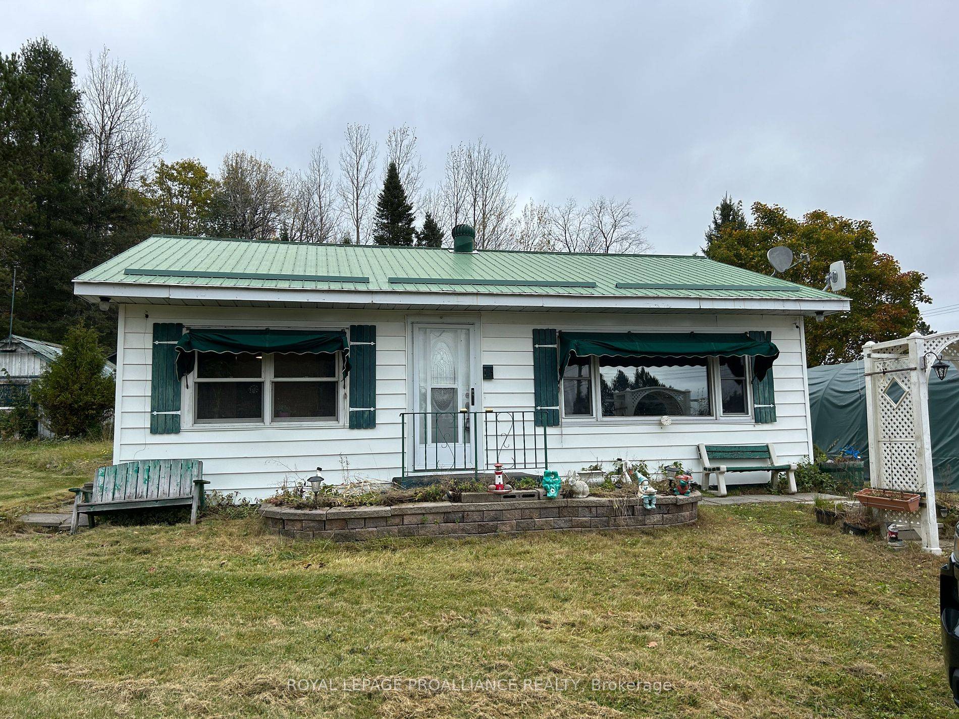 Fantastic bright, spacious starter home located in Gooderham.