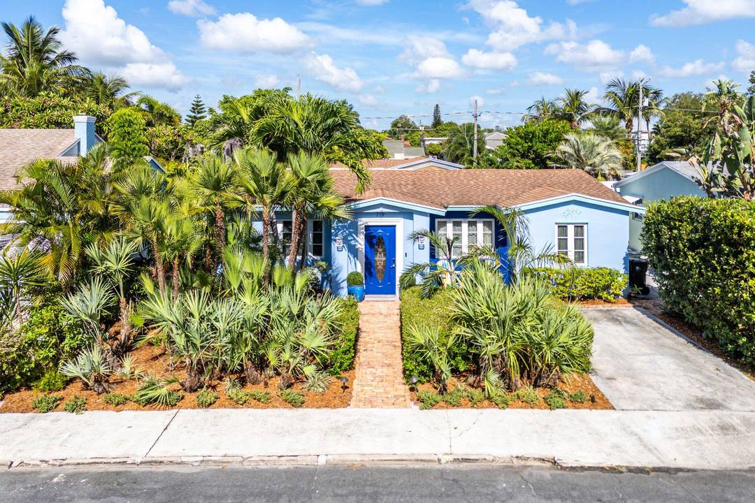 Charming Parrot Cove Residence The Best of South Florida LivingElegant Comfort Meets Vibrant Lake Worth Beach LifestyleWelcome to your dream home in the heart of Parrot Cove, Lake Worth Beach's ...