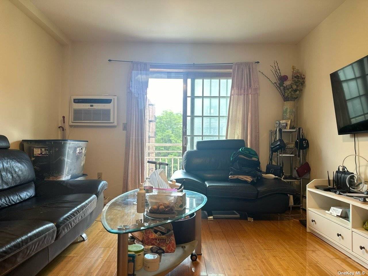 2Brs, 2 Full Baths, Big Balcony, Apt With Central A C, Washer amp ; Dryer, Great Location, A few minutes To Subway Station And Bus Stop, Direct access to Manhattan, ...