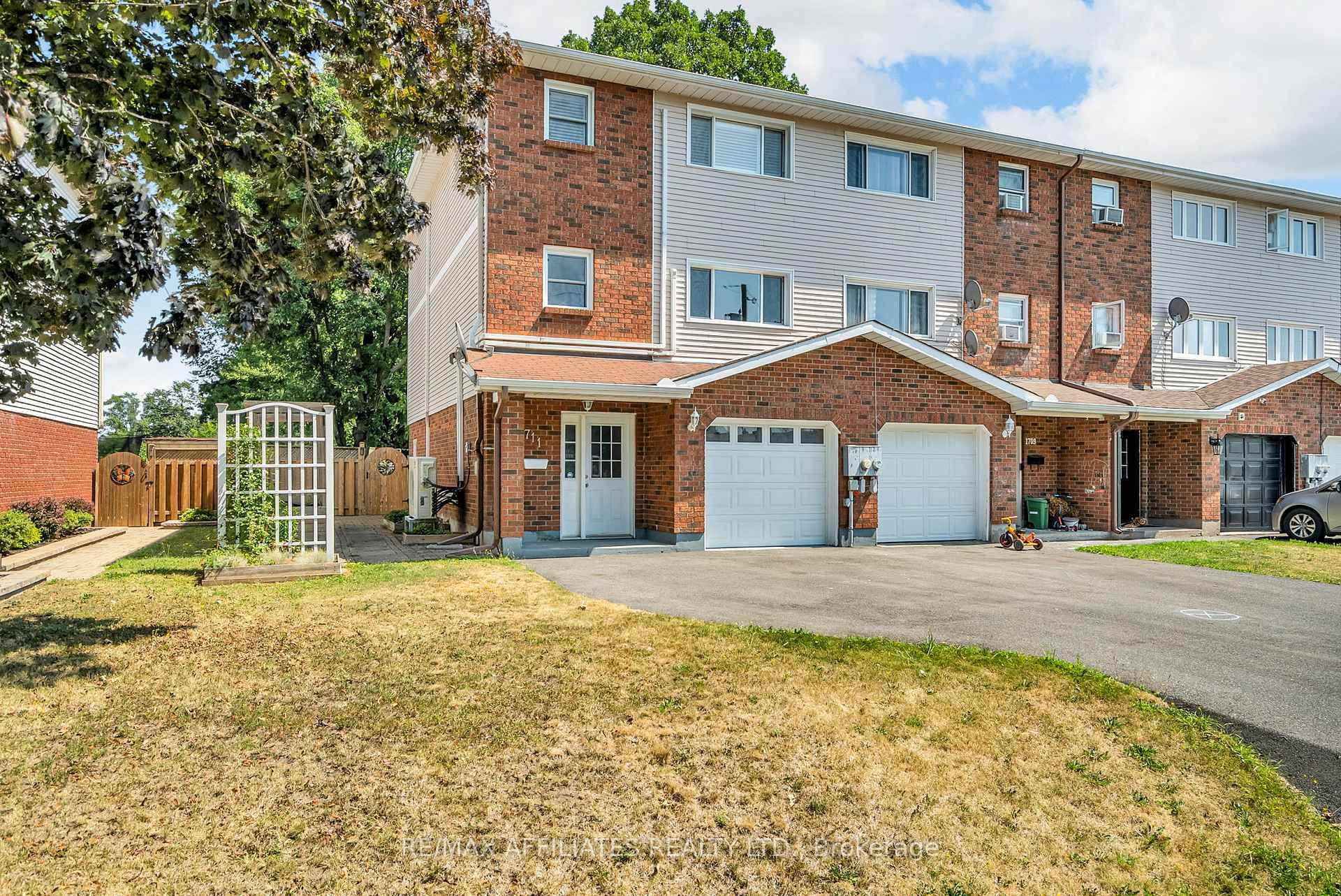 Bright and inviting end unit townhouse offering 4 spacious bedrooms and 2 bathrooms.