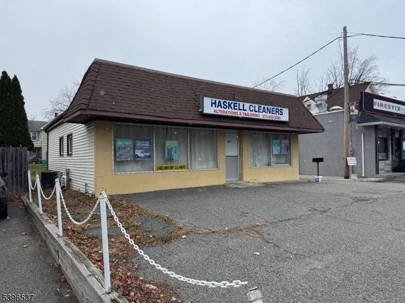 A free standing building offers high visibility, which is ideal for attracting walk in customers Dry Cleaning Drop Store, Nail Salon or any retail business.