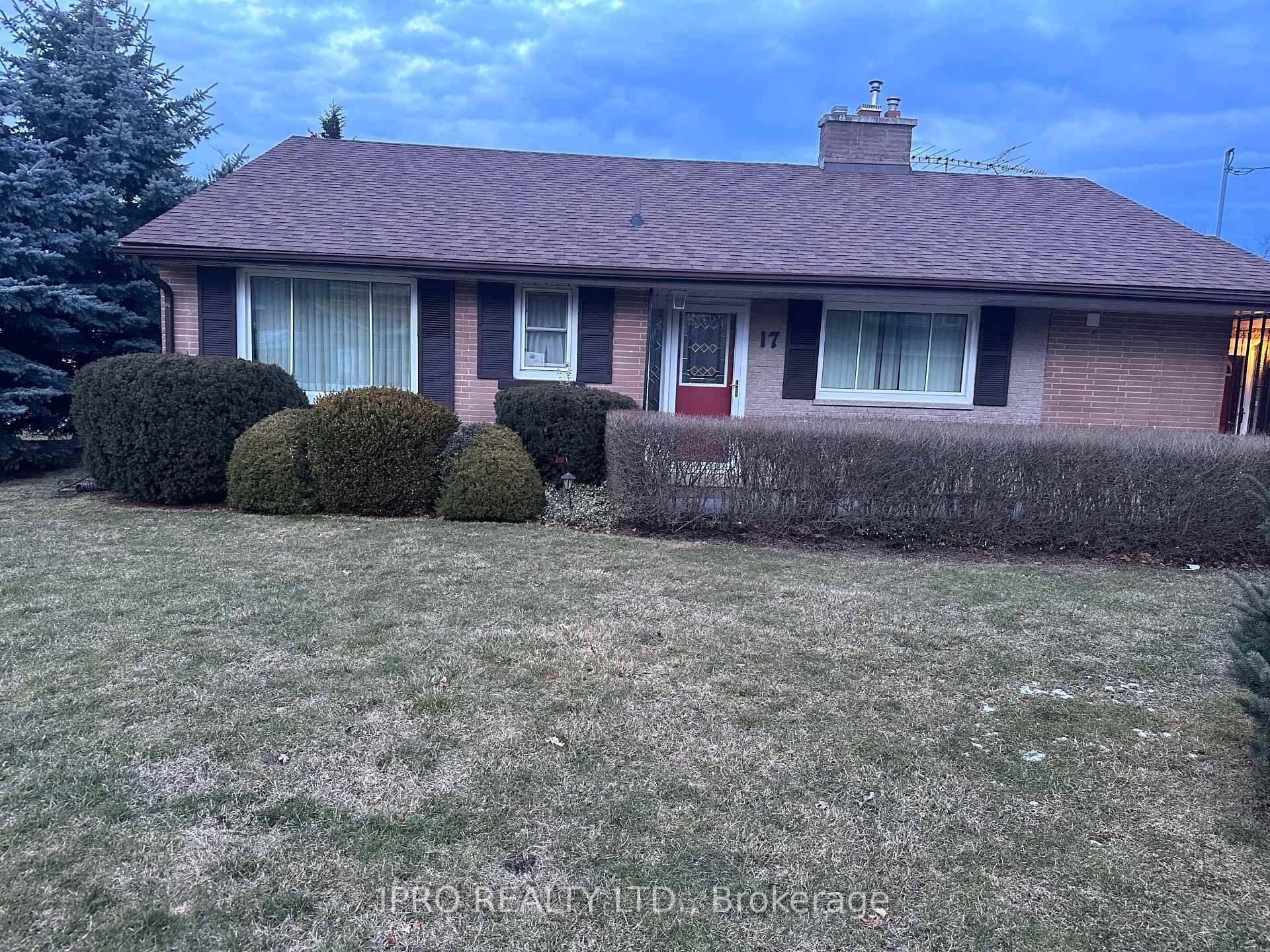 Beautiful well maintained Bungalow in the most demanding Streetsville.