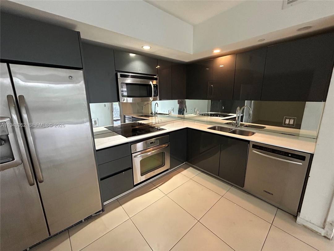 Luxury 2 2 baths in the Heart of Brickell right in front of the Brickell City Centre.