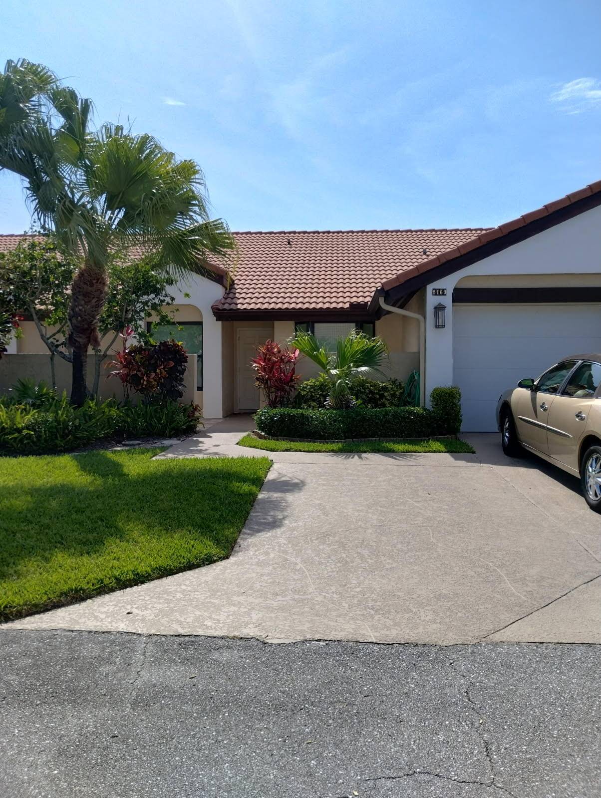 Explore this charming townhouse featuring 2 bedrooms and 2 bathrooms in a desirable Boynton Beach community.