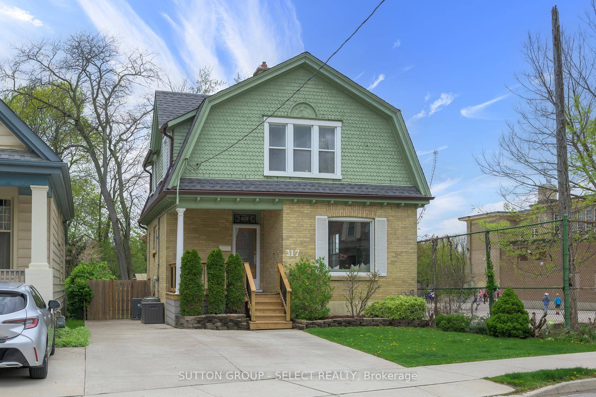 Charming Dutch Colonial in Old South Steps to Wortley Village !