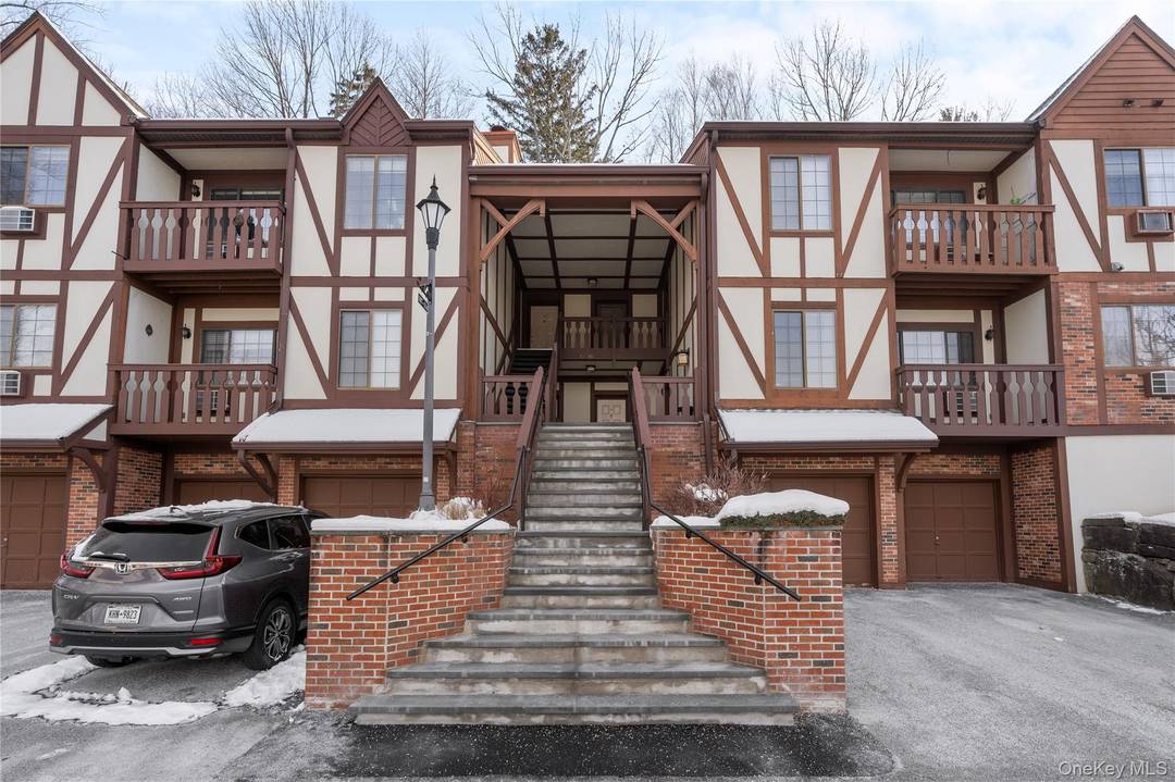 Welcome to this charming condo ideally located just steps away from downtown Mount Kisco !