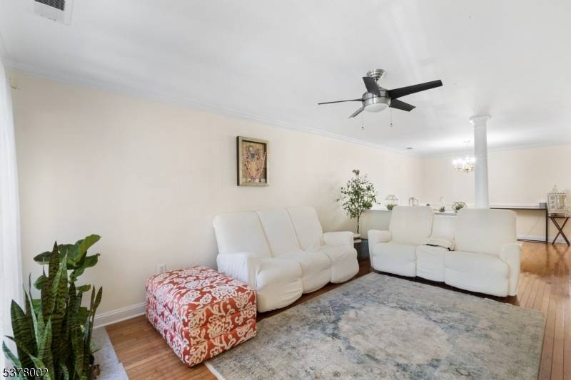 Spacious open floor plan 3 bedroom 2.