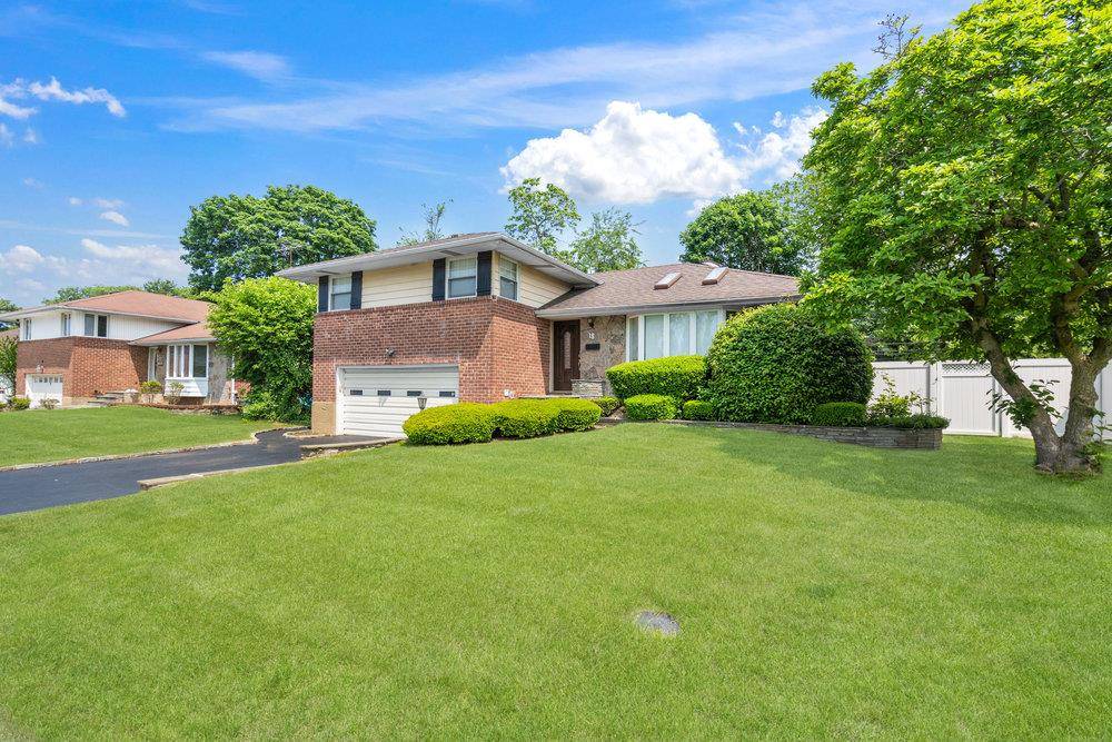 A Beautiful, Bright South Facing Split in the Birchwood Section of Syosset.
