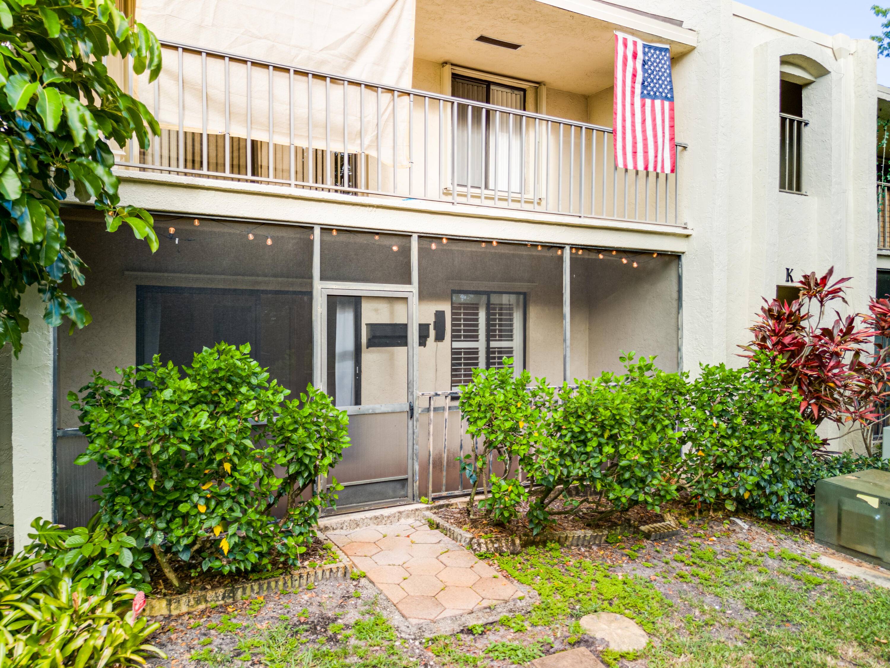 Discover this 2 bedroom, 2 bathroom condo on FIRST FLOOR ideally located near popular restaurants and stunning beaches.