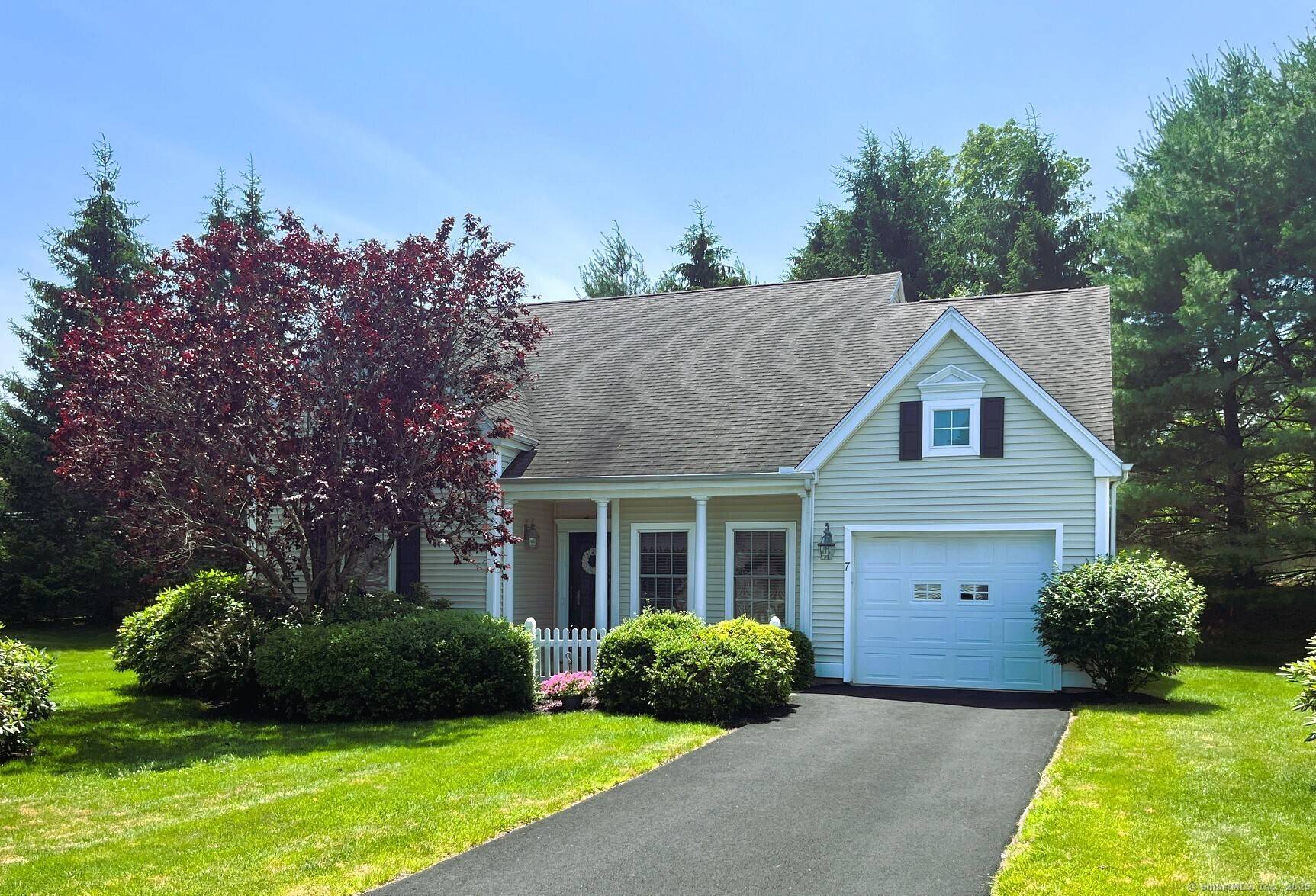 Welcome to 7 Clover Lane, a charming 3 bedroom, 3 bathroom residence located in the beautiful O'Meara Ridge complex.