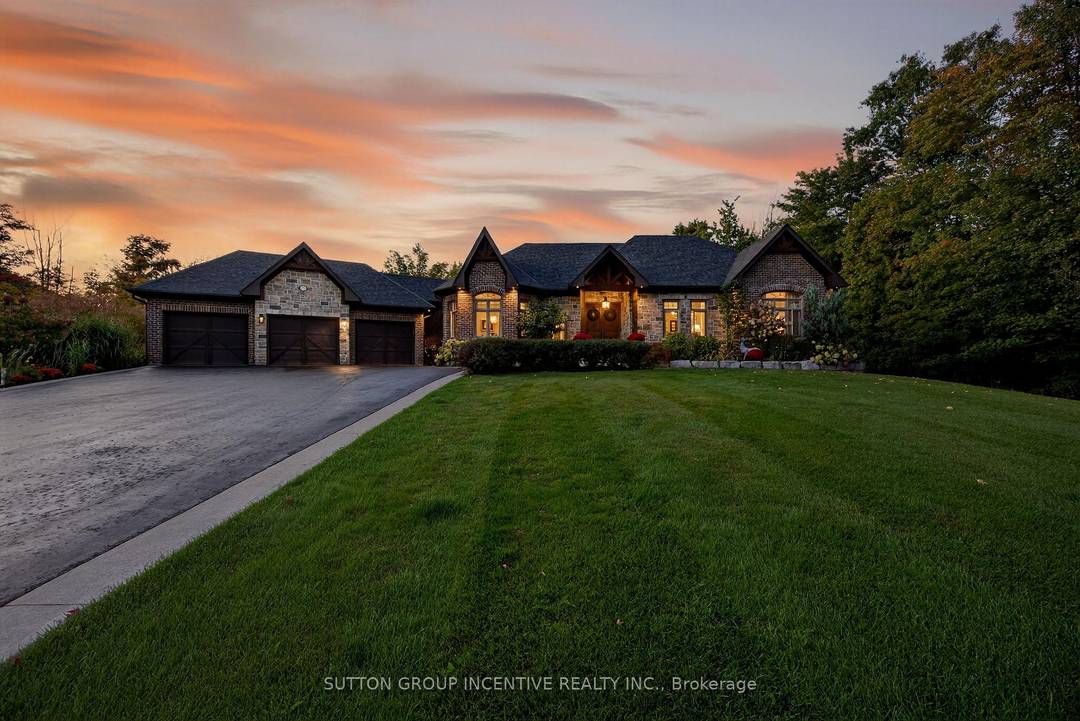 EXPERIENCE EXECUTIVE EASTATE LIVING AT ITS FINEST !