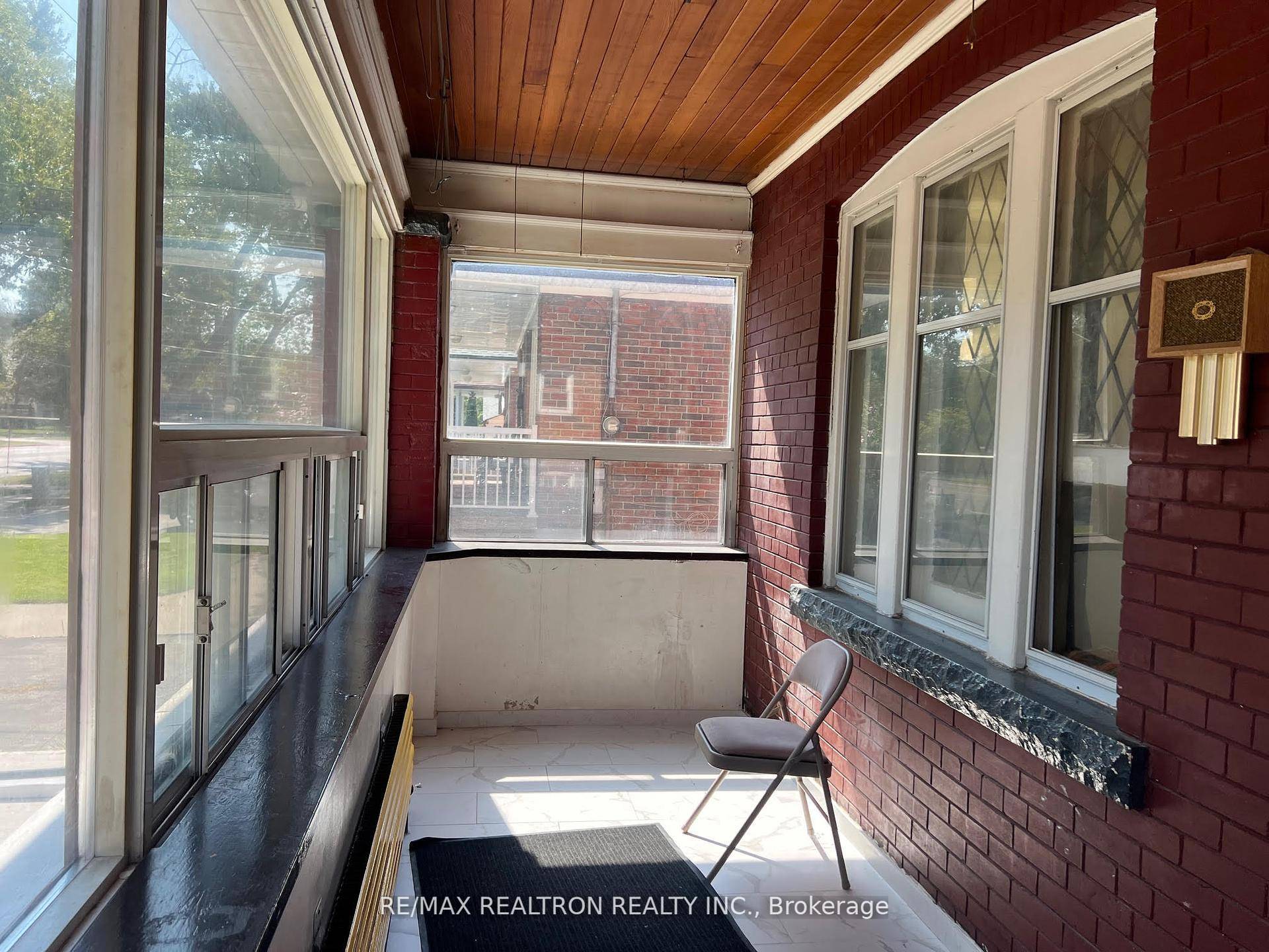 CLEAN SPACIOUS 4 BED 2 FULL BATH 2 STOREY HOUSE FOR RENT ON KENNEDY RD.