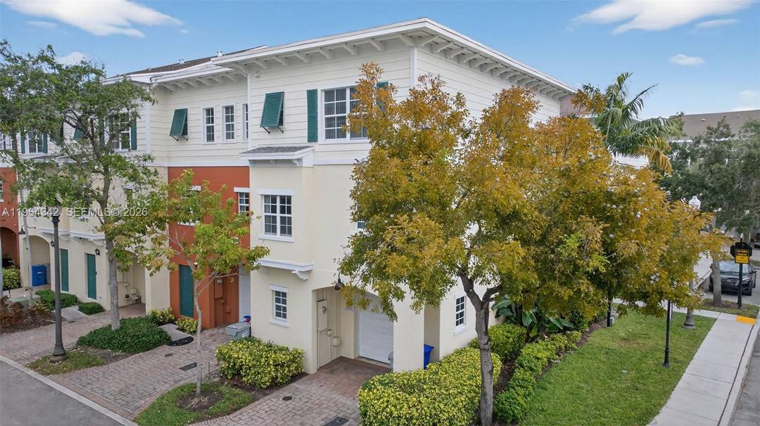 Beautiful corner unit in a prime location near the pool and gym clubhouse.