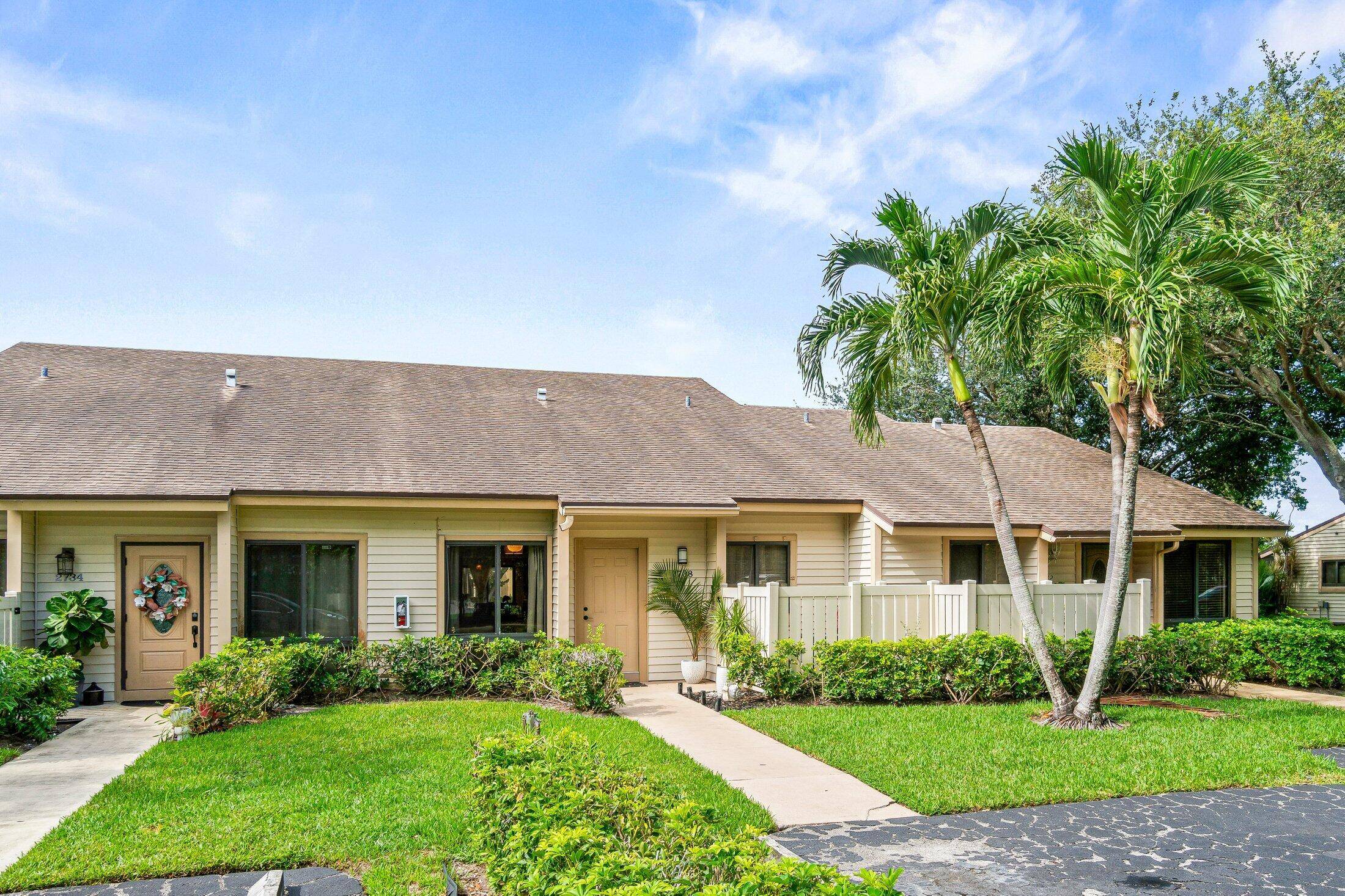 Beautiful 3 Bedroom Townhouse Style Condo on the Lake Just Minutes from the Beach !
