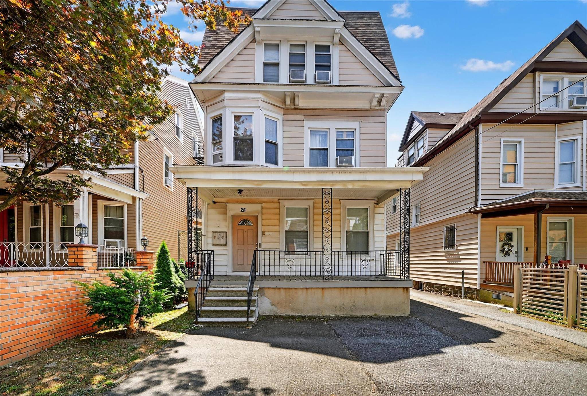 This well maintained 2 family home features a spacious duplex apartment with a thoughtful layout.