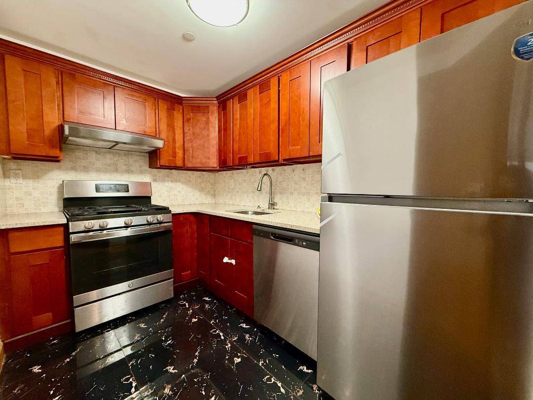 Rare find ! 2 brs, 2 baths Condo with deeded parking and also 316 enclosed porch.