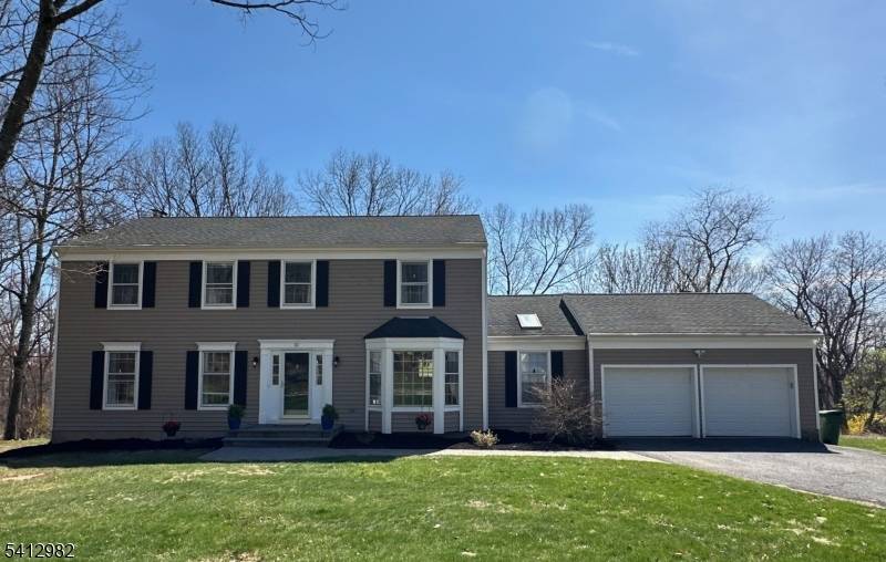 Desirable Nestlingwood move in ready center hall colonial has plenty of space to live, work and play !