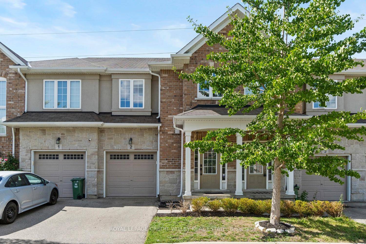 Welcome to this beautifully updated 3 bedroom freehold townhome located in the highly desirable Meadowlands community of Ancaster.