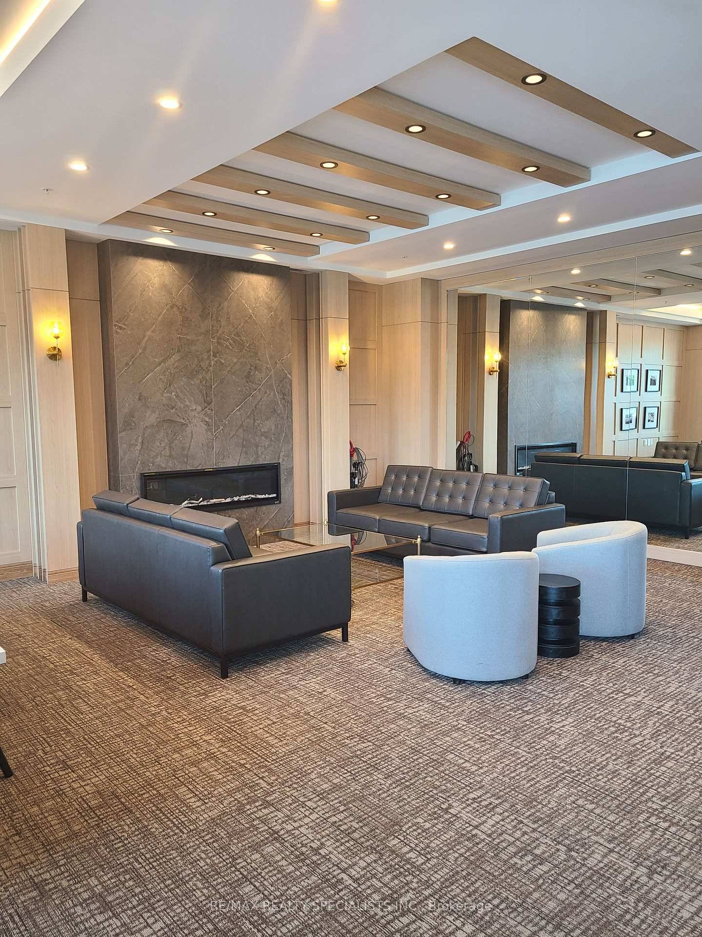 Fabulous new building with easy access to 403, parks, shopping, restaurants.