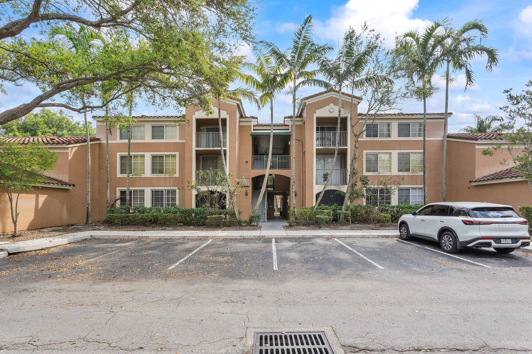 Charming 2 Bedroom Condo with Wonderful Views Privacy !