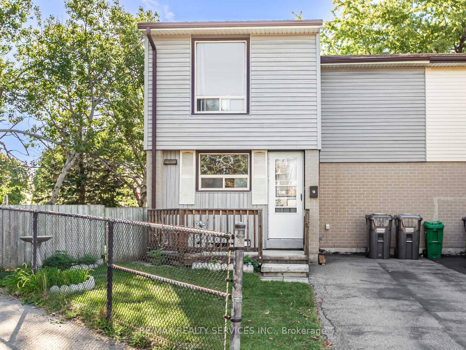 Beautiful end unit 2 storey townhouse in the heart of Brampton !