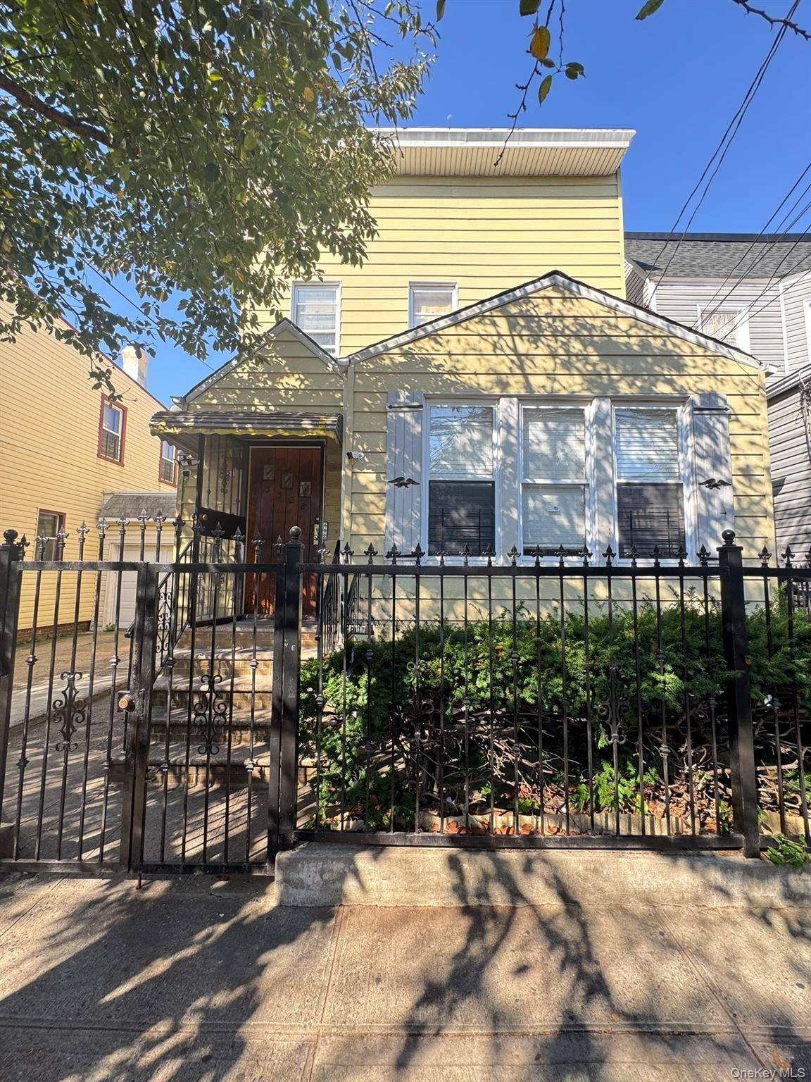 Welcome to this great condition 2 family in the heart of Corona.