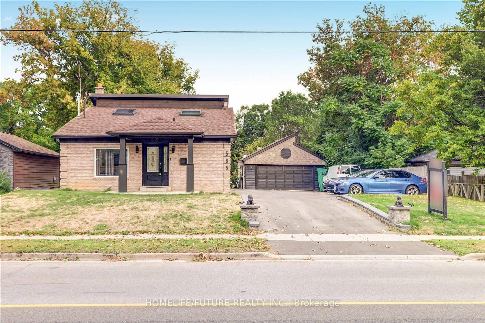 An Ideal Location With Spacious 2 3 Bedroom AWell Maintained Detached Home !
