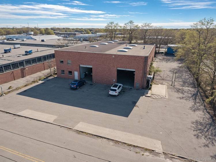 Great Open Warehouse With High 22 Foot Clear Ceiling Height.