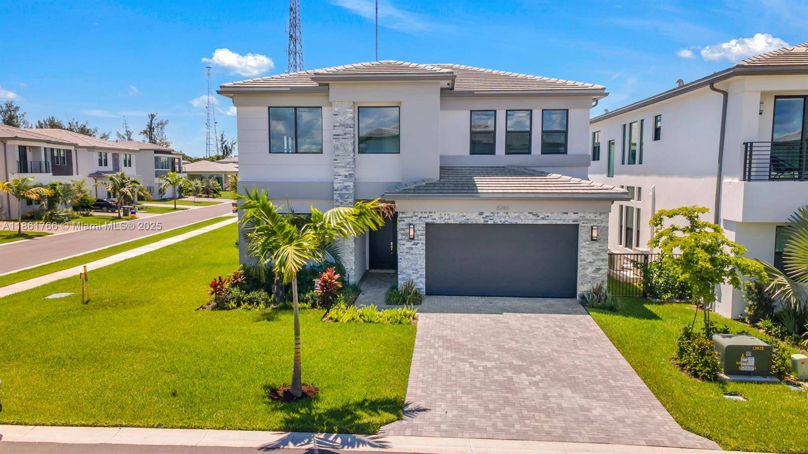 Rare Oversized Lot in Lotus Palm !
