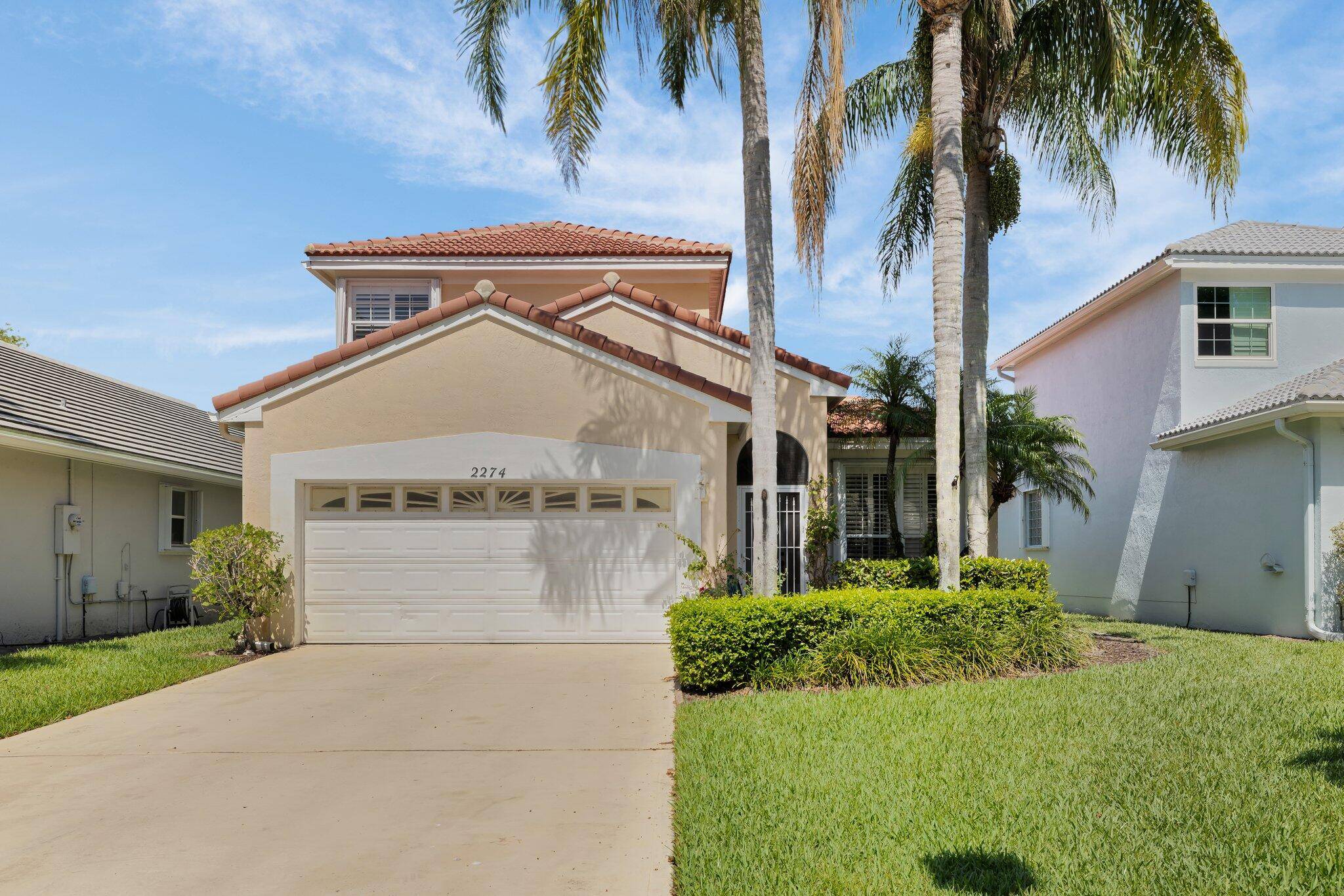 This beautiful home has gorgeous lakeviews and over 2000 square feet of living space !
