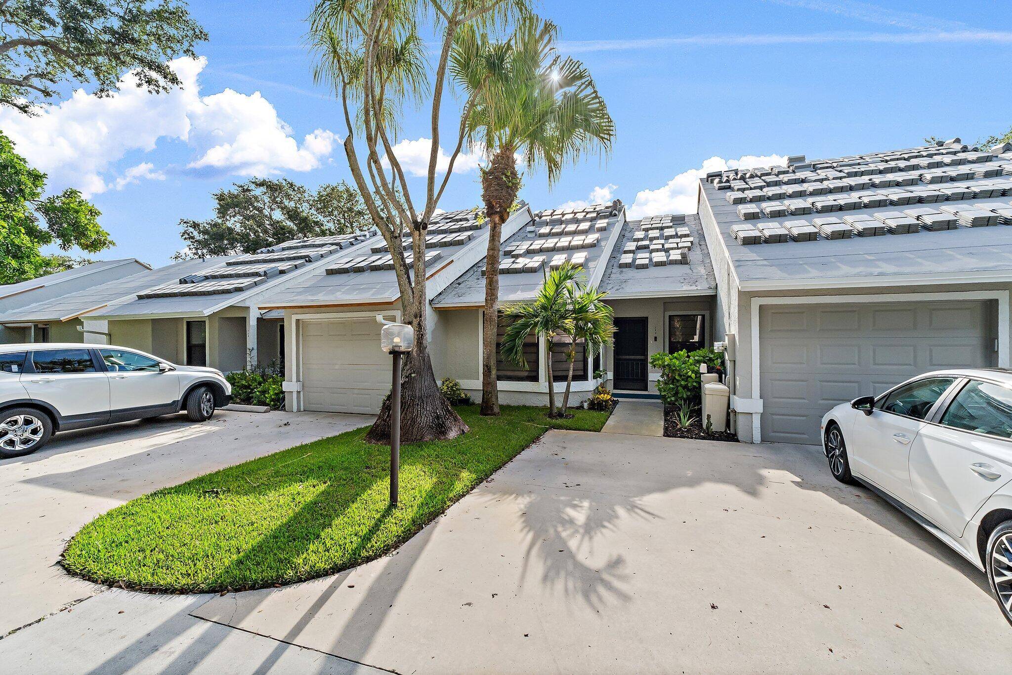 A true hidden gem ! ! ! Stunning townhouse in Glengary at PGA National.