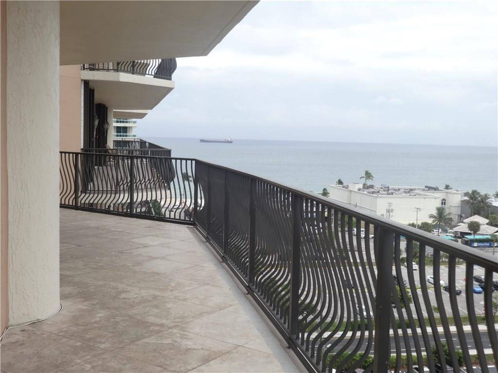 Wao ! ! ! ! A magnificent WRAPAROUND BALCONY, with spectacular views of the ocean, The Intracoastal Waterway, the marina and the Ft Lauderdale skyline, SW and SE unobstructed views ...