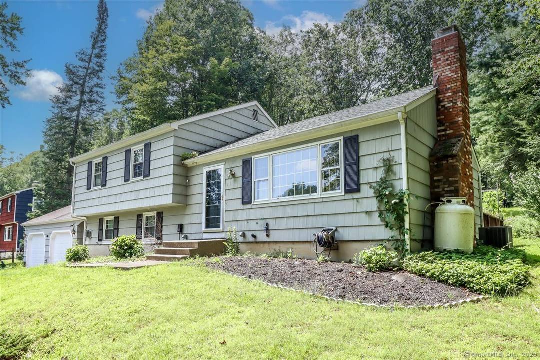 Large Split Level in Bethel's Popular Chimney Heights !