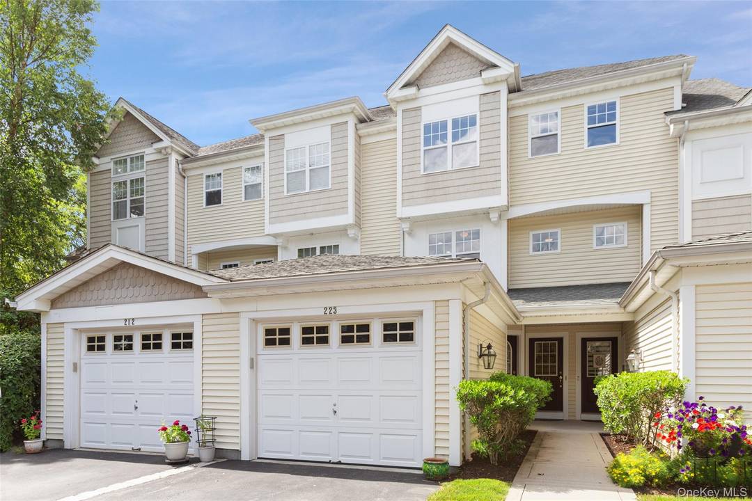 This Townhome offers seasonal panoramic views of the Hudson River and surrounding mountains, and enjoyment of the rich lifestyle offered by it's location.