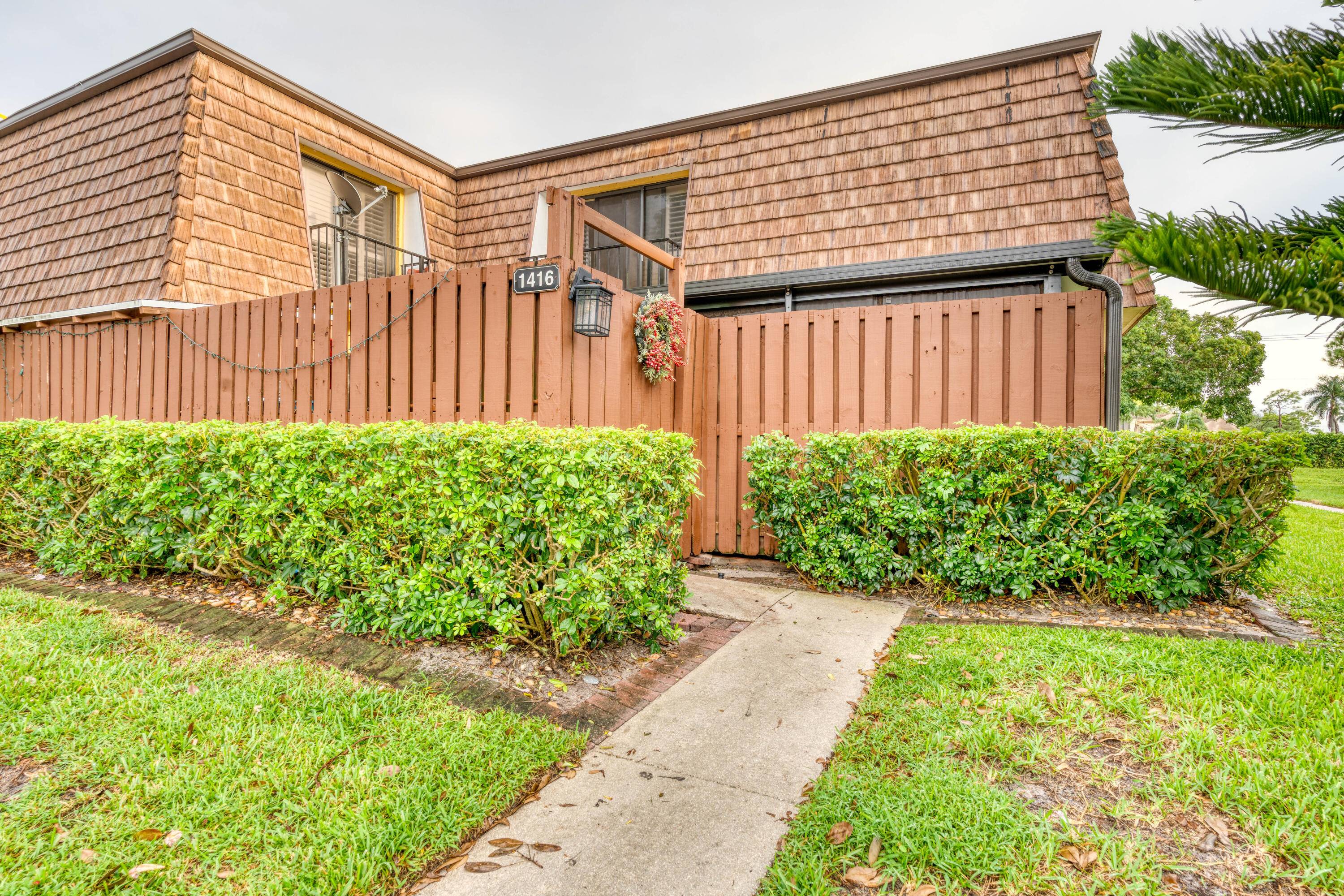 Welcome to 1416 14th lane in the heart of Greenacres !