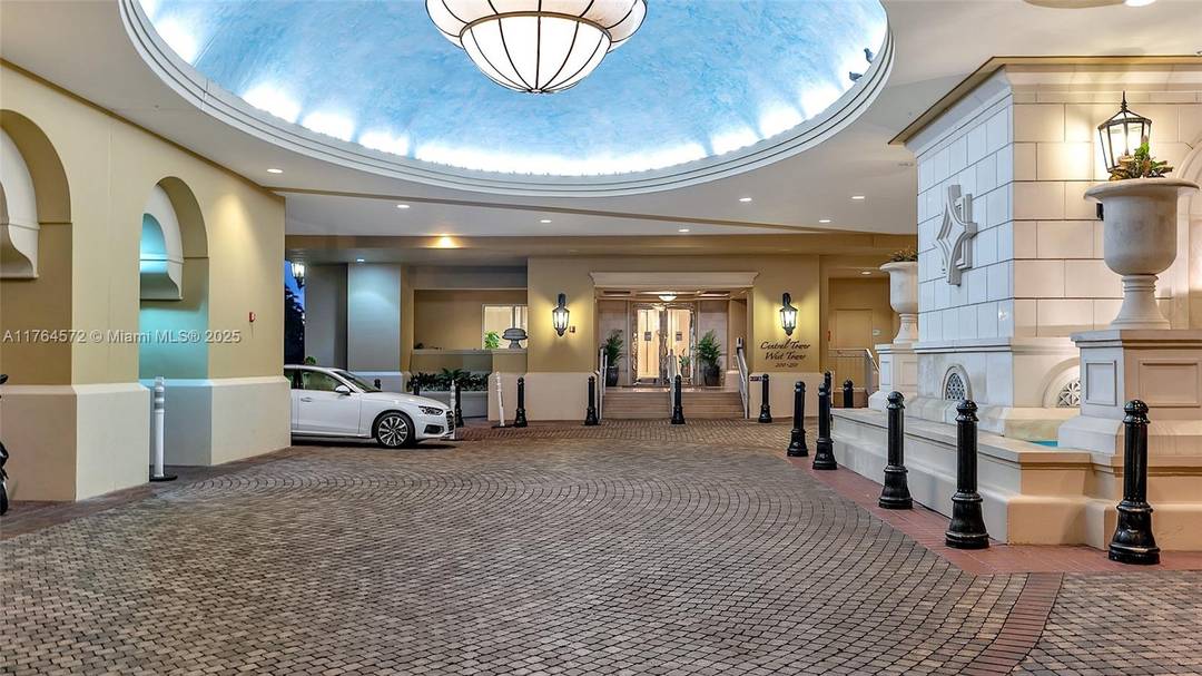 Spacious 3 bedroom, 2 bathroom corner unit in the St.