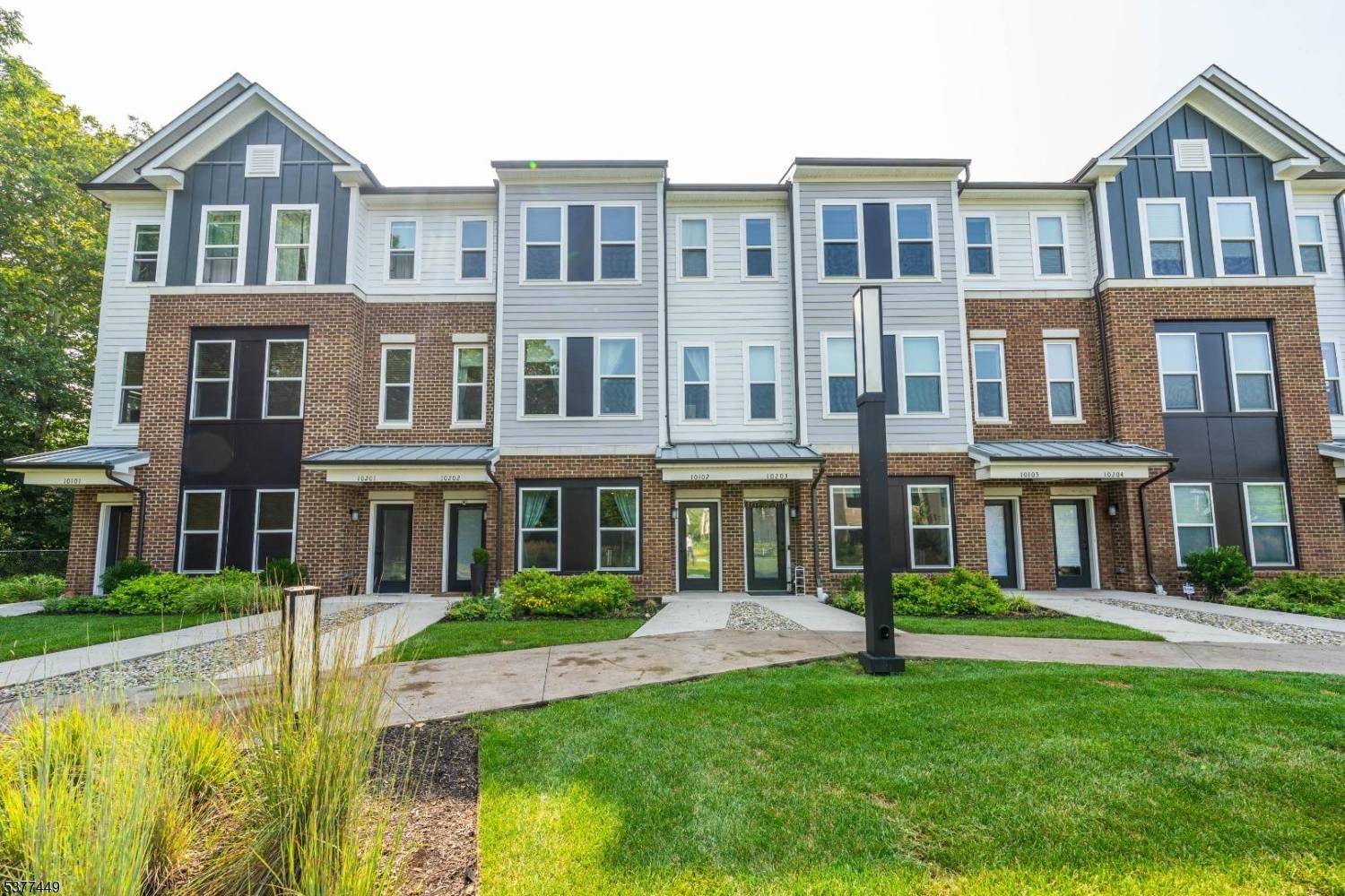 WELCOME HOME to a beautifully designed 2 bedroom, 2 bathroom condo with over 1, 000 sq ft of stylish living space in the sought after Vermella Union community.