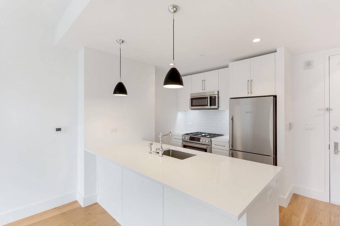 Beautiful 1 bedroom 1 bathroom with open city views, washer and dryer in unit.