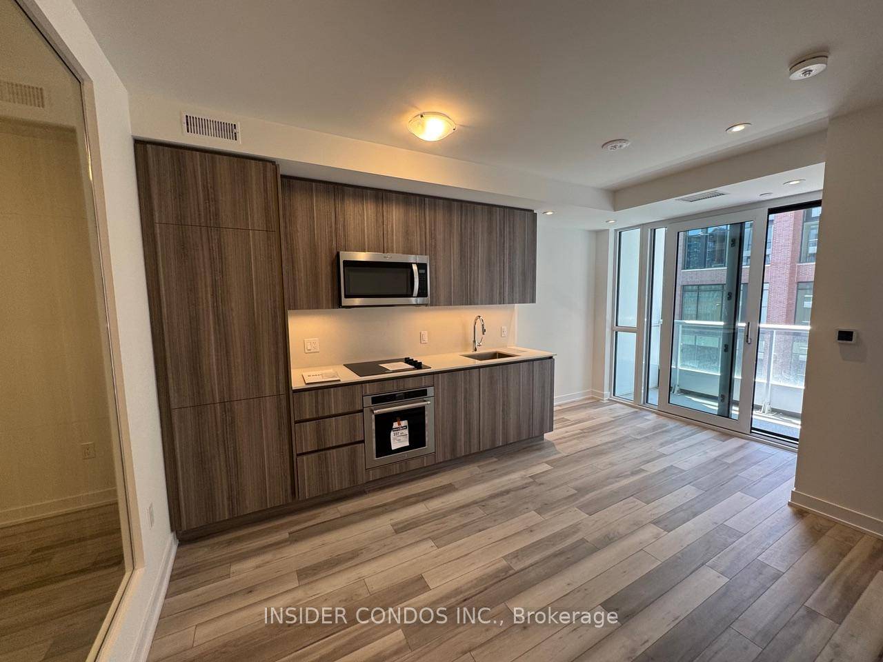 Welcome to Empire Quay House, where modern design meets exceptional waterfront living in Toronto's lively Harbourfront neighborhood.