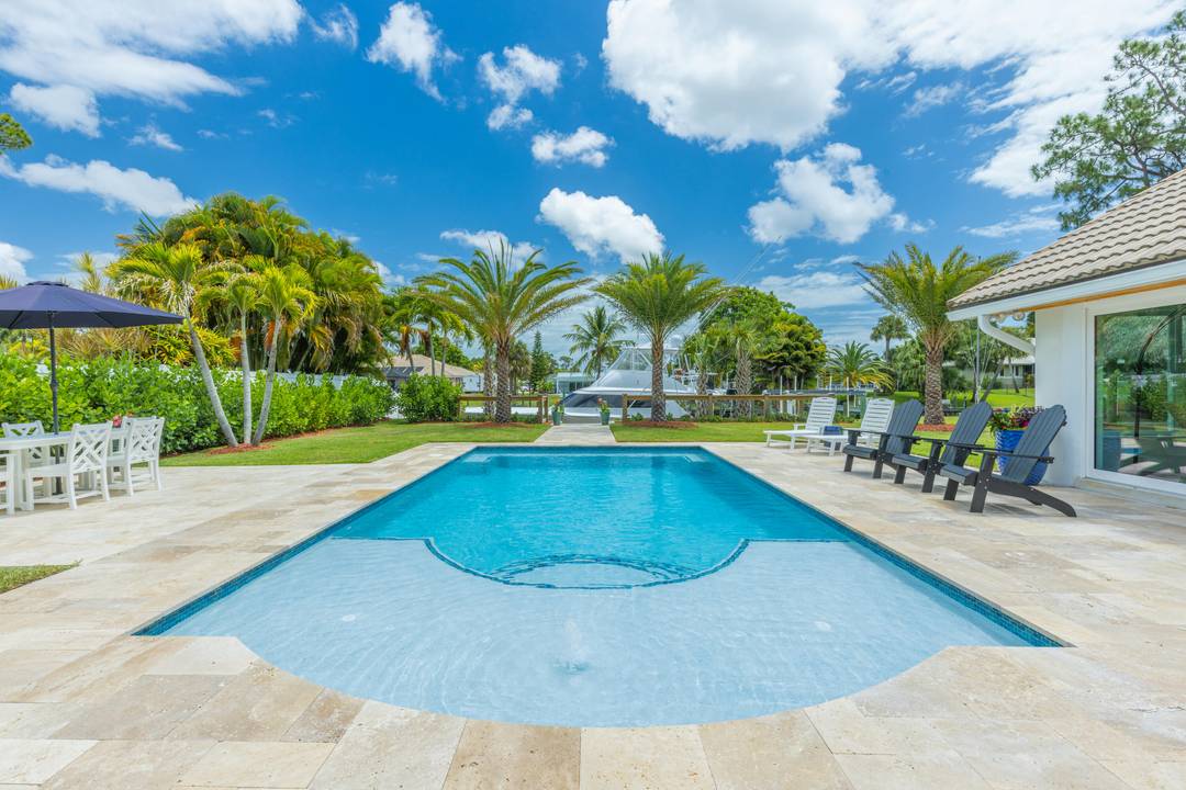 WATERFRONT OCEAN ACCESS SALTWATER POOL W PRIVATE DOCK AND TIKI HUT.