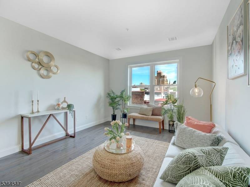 Experience modern city living in this top floor 2 bedroom, 2 bath condo at the Lofts at Lincoln Park located in Newark's vibrant Arts District.