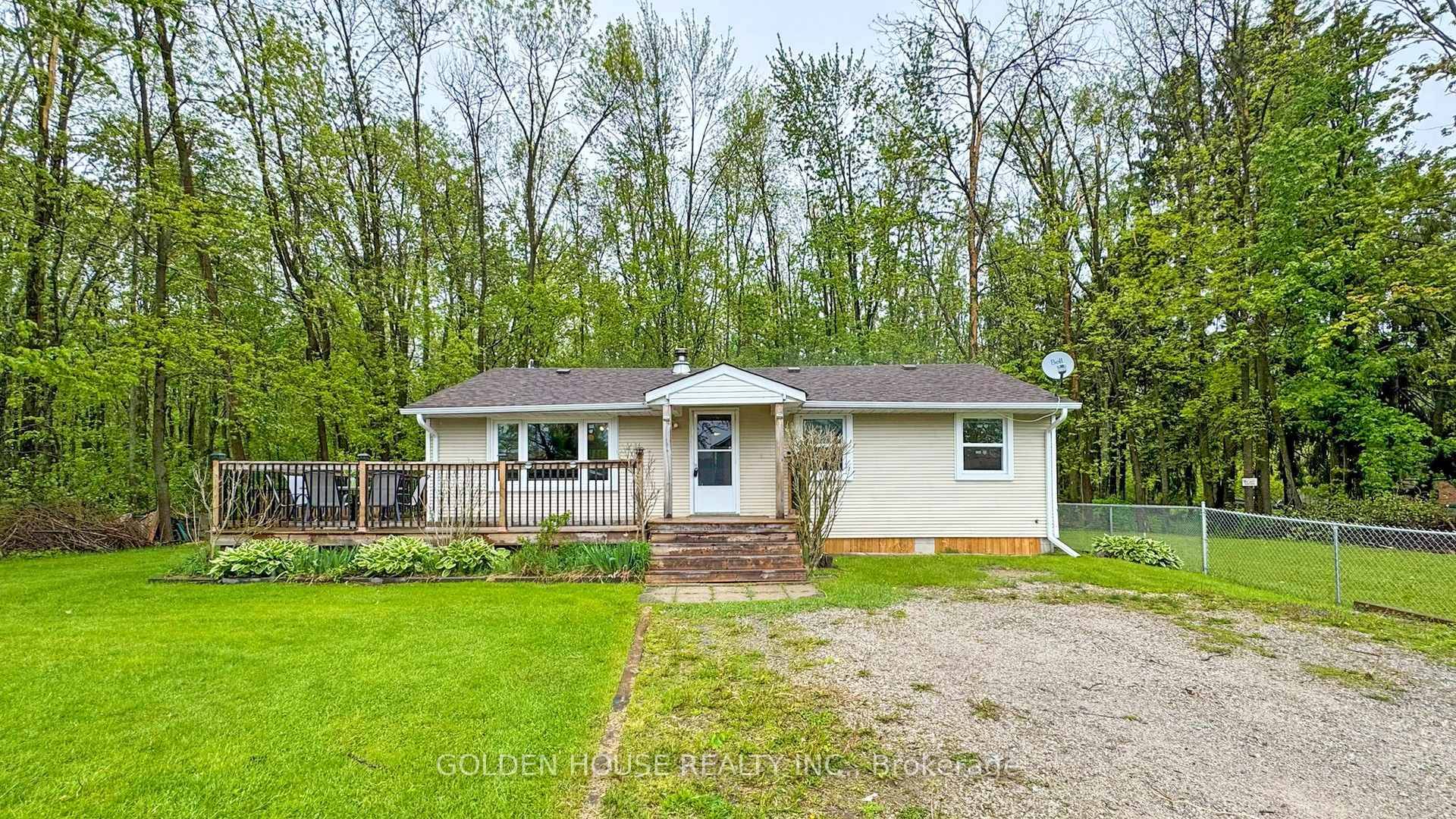 LAKE SIMCOE COTTAGE PREMIUM 75' X 225' LOT !