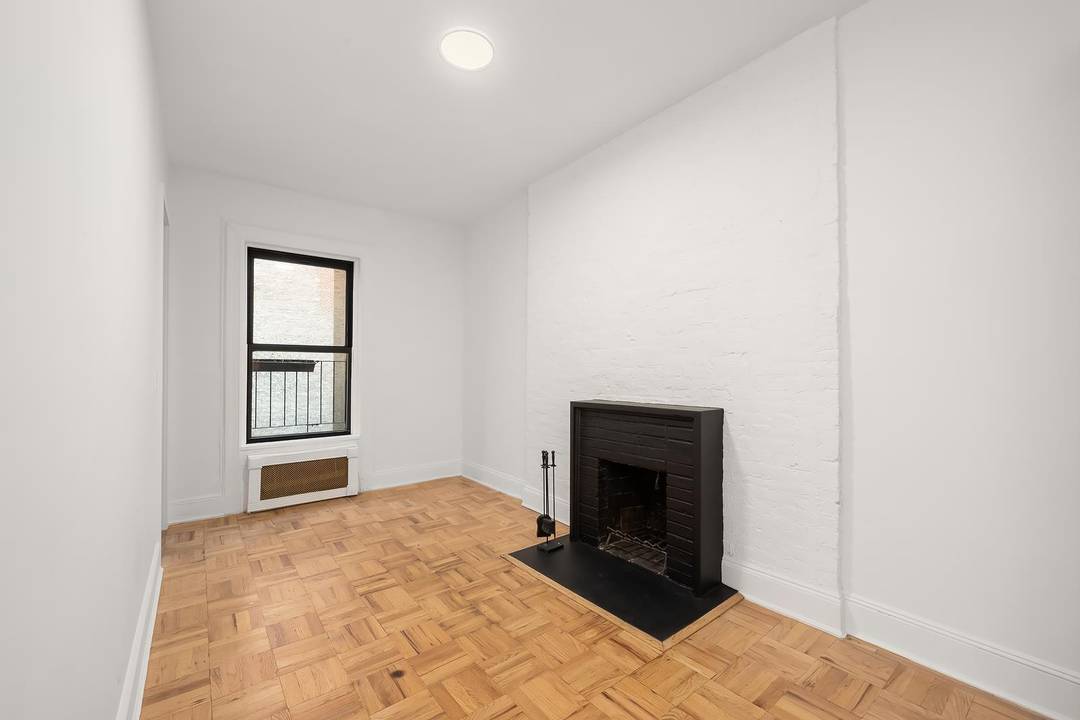 This sponsor unit is a charming 1 bedroom, 1 bathroom apartment located on the Upper West Side of New York City.