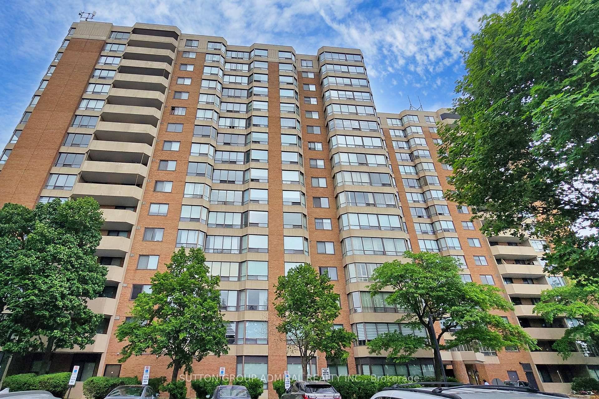 NEVER LIVED IN amp ; FULLY RENOVATED W Top Of The Line Designer Finishes Corner Unit Allowing In An Immense Amount of Natural Sunlight Located In Prime Thornhill With CN ...