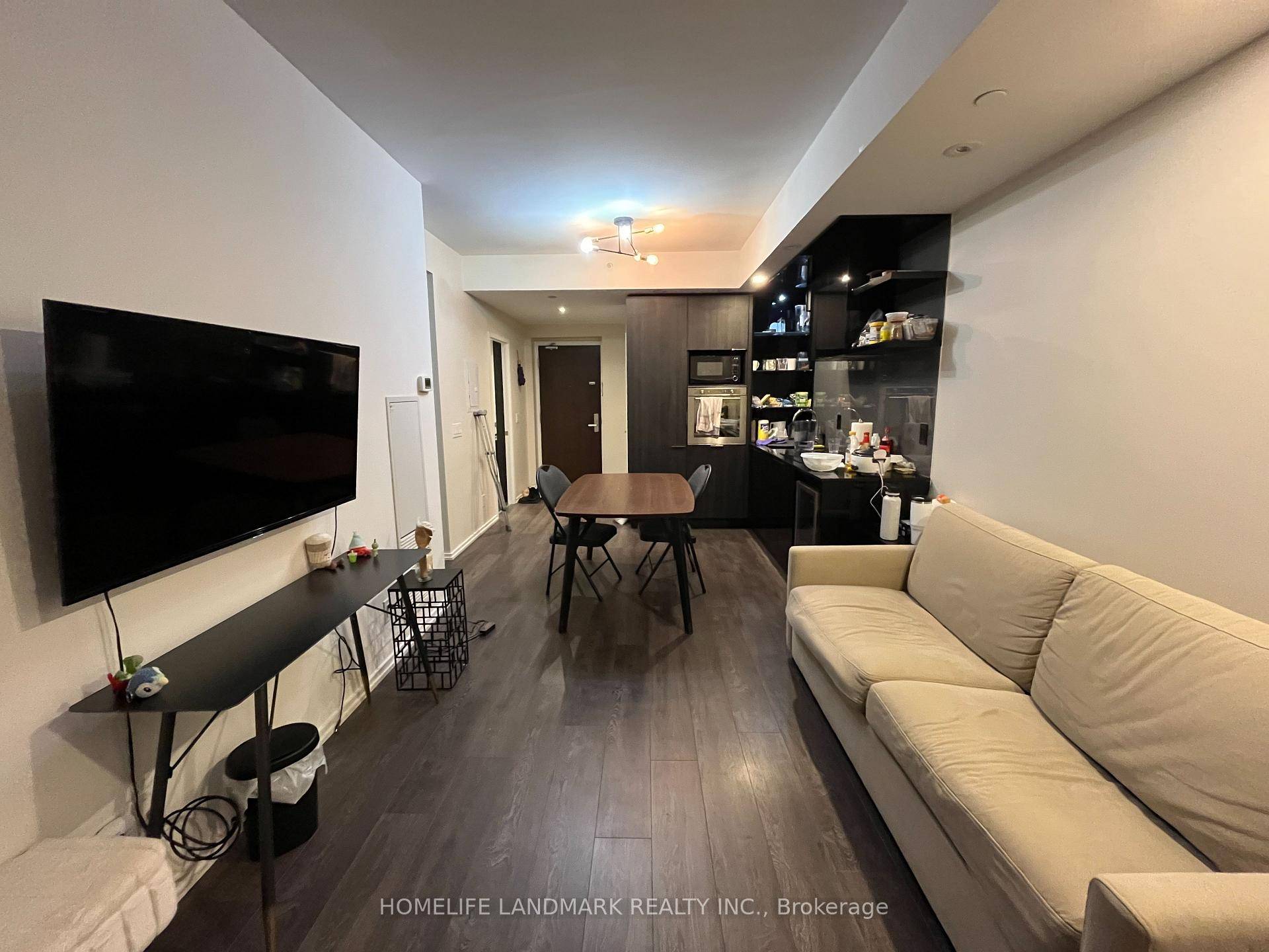 Located In The Highly Desirable Bay Street Corridor Of Toronto'S Financial District, This Stylish 1 Bedroom Den Currently Set Up As A Second Bedroom With Door Unit.